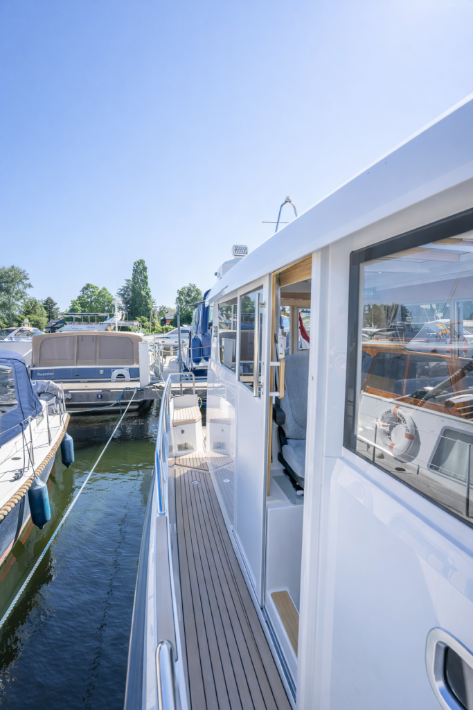 sargo-33-exterior-deep-side-decks.jpg