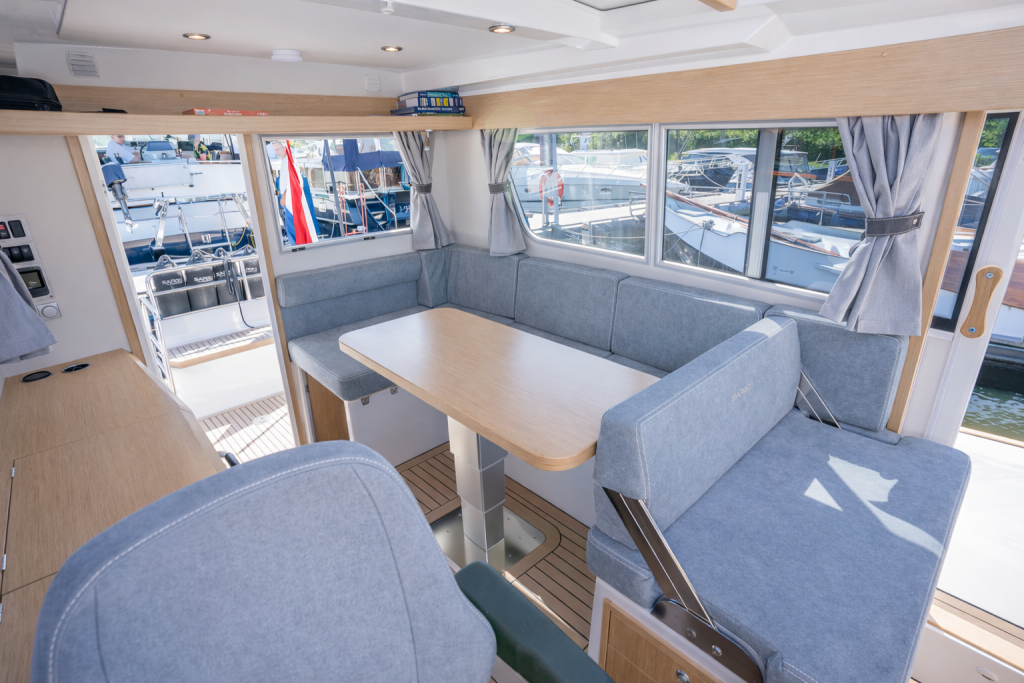 sargo-33-interior-saloon-natural-light.jpg