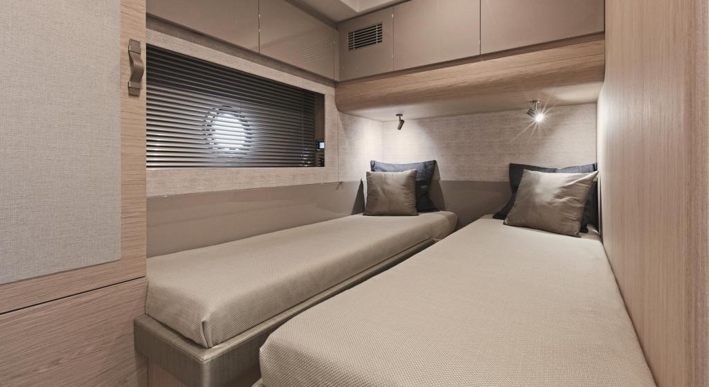 gran-turismo-50-gastencabine-twee-eenpersoonsbedden-interieur_oak.jpg