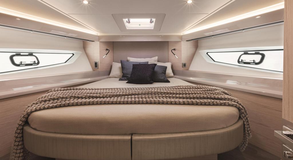 gran-turismo-50-vip-cabine-voorhut-interieur.-oak.jpg