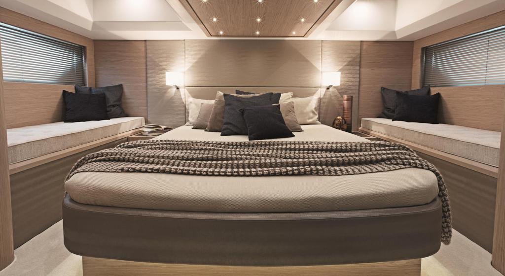 gran-turismo-50-master-cabine-met-zijbedden-interieur-oak.jpg