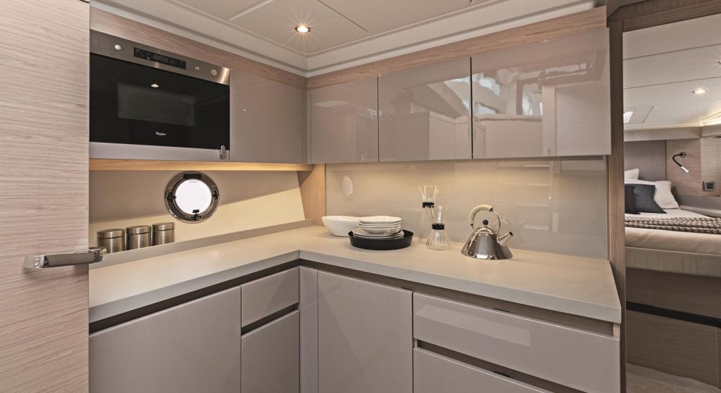 gran-turismo-50-keuken-galley-interieur-detail.jpg