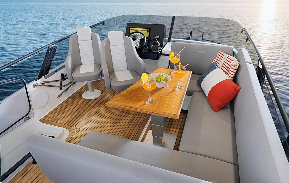sargo-45-flybridge-seating-area.jpg