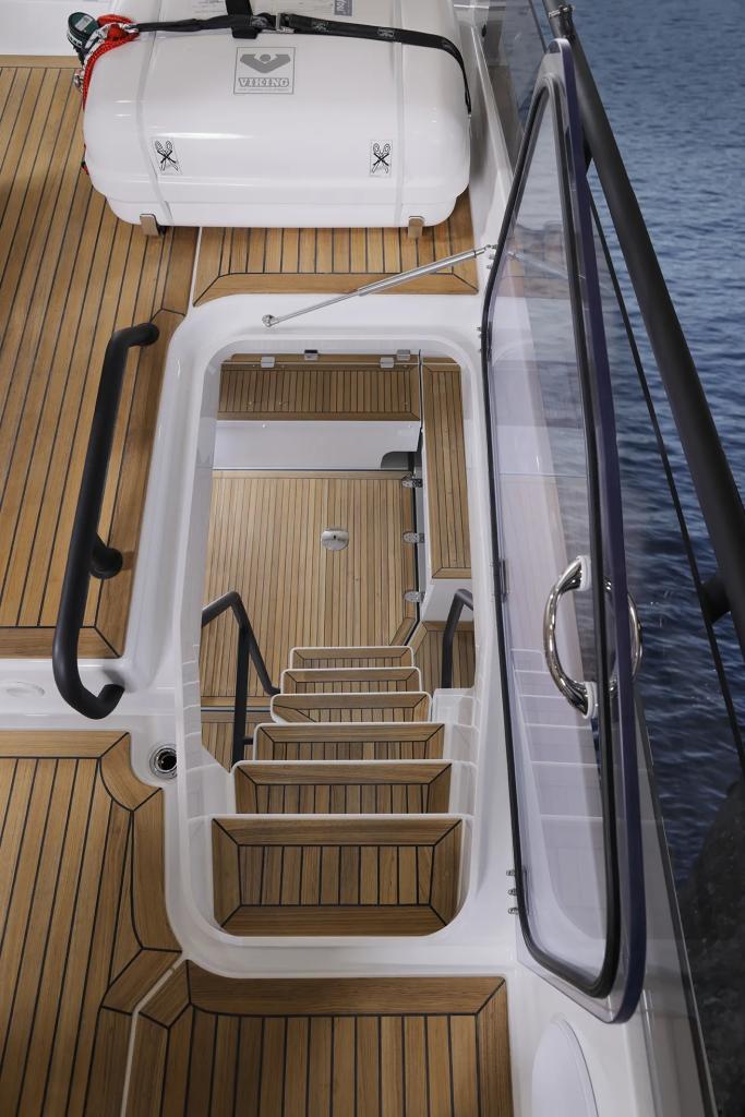 sargo-45-flybridge-stairs.jpg