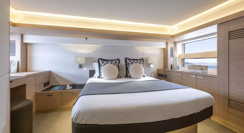 swift-trawler-54-master-cabin.jpg