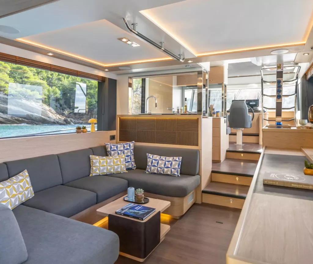 swift-trawler-54-salon-richting-stuurhuis.jpg