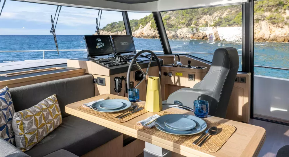 beneteau-swift-trawler-54-interieur-eethoek-bij-stuurstand.jpg