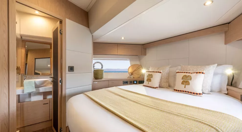 beneteau-swift-trawler-54-eigenaarshut-master-bedroom.jpg