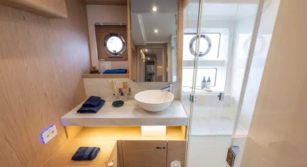 beneteau-swift-trawler-54-badkamer-met-douche-en-wastafel.jpg