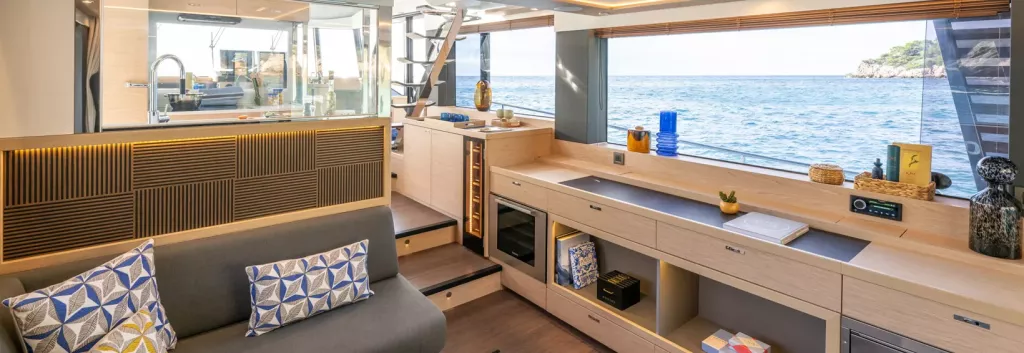 beneteau-swift-trawler-54-interieur-salon-en-keuken.jpg