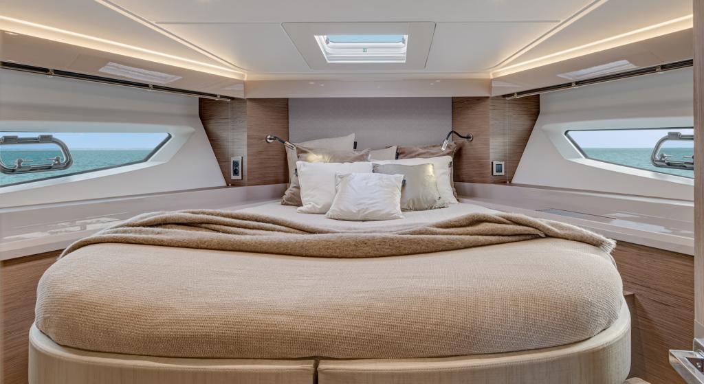 gran-turismo-50-owners-cabin-forward-view.jpg
