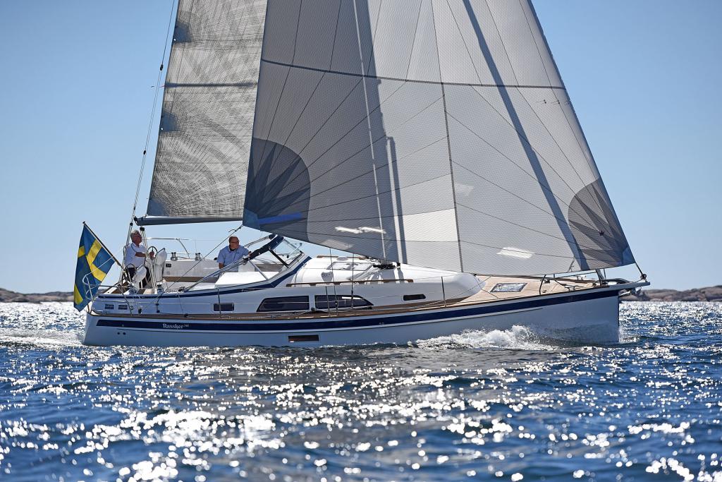 hallberg-rassy-340-sailing-side-profile-waves.jpg