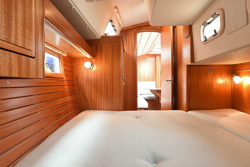 hallberg-rassy-340-aft-cabin-berths-view.jpg