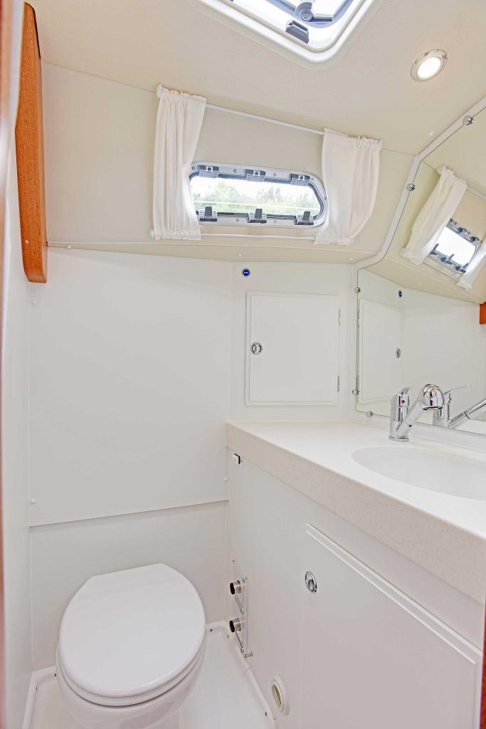 hallberg-rassy-340-head-bathroom-interior.jpg