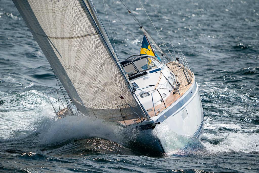 hallberg-rassy-400-exterior-bow-on-sailing.jpg