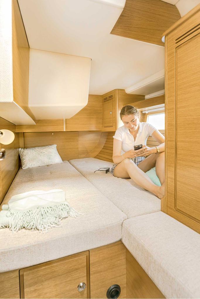hallberg-rassy-400-forward-cabin-lounge-berth.jpg