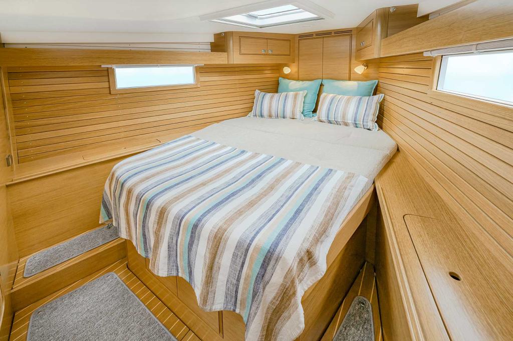 hallberg-rassy-400-forward-cabin-bed-overview.jpg