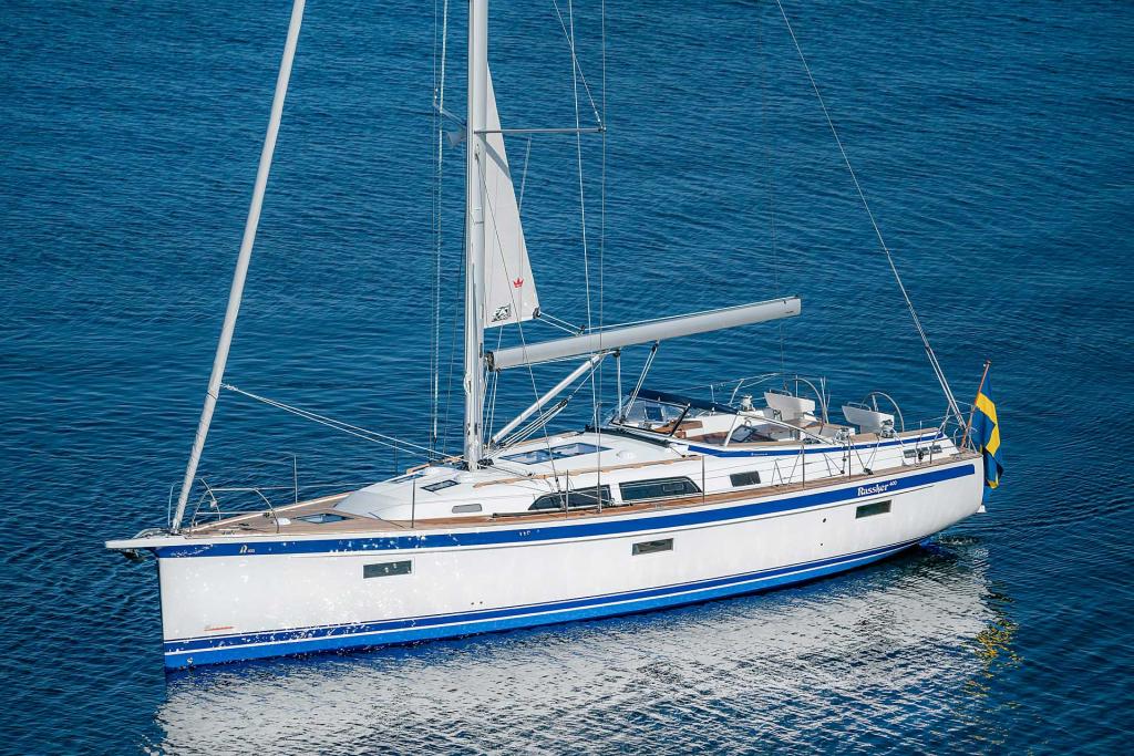 hallberg-rassy-400-sailing-profile-open-water.jpg