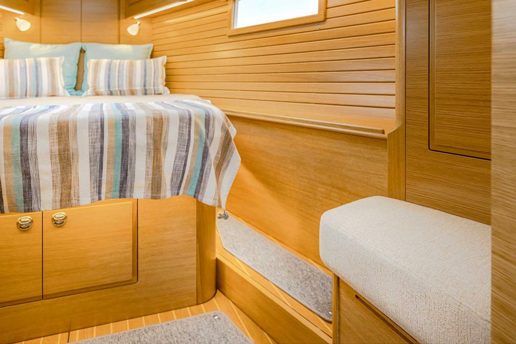 hallberg-rassy-400-forward-cabin-bed-detail.jpg