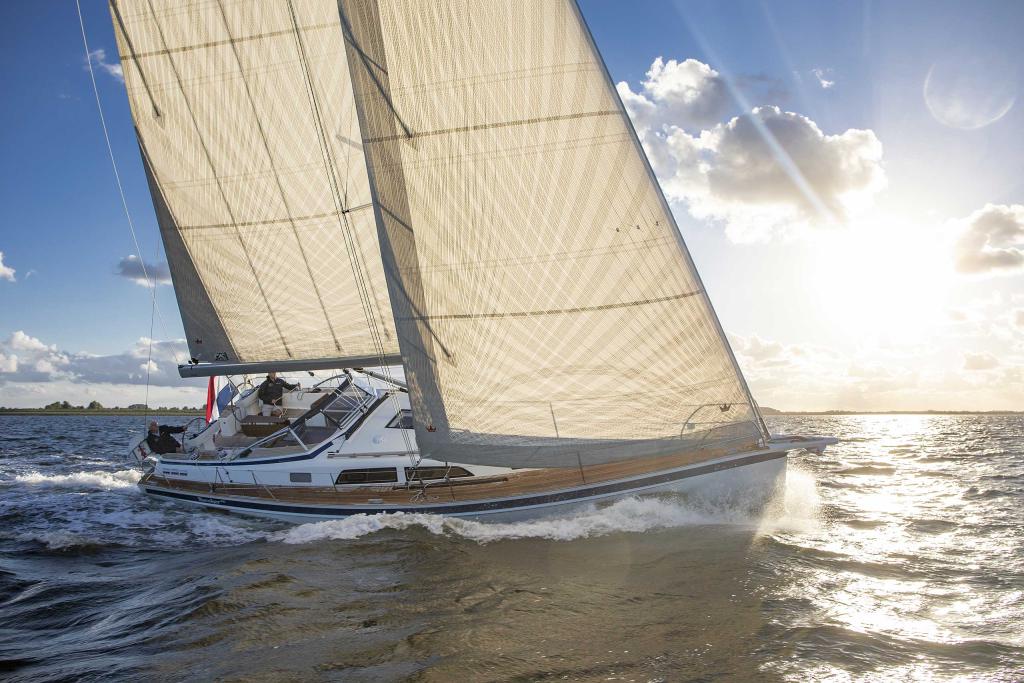 hallberg-rassy-400-sailing-side-view-full-sails.jpg