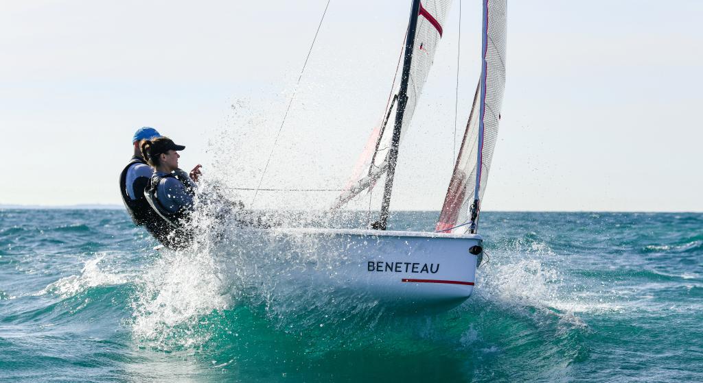 first-14se-exterior-sailing-upwind.jpg