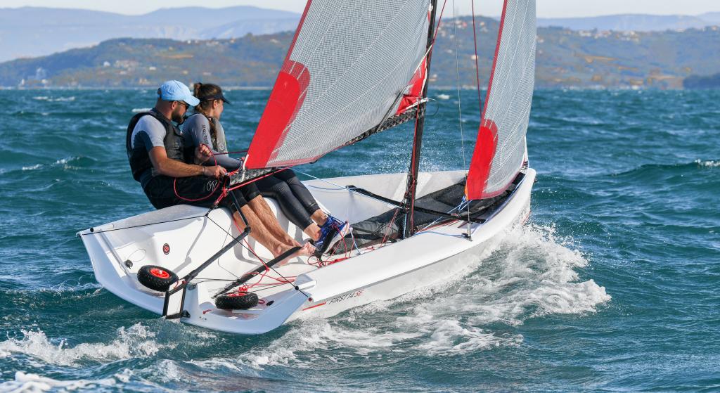 first-14se-exterior-sailing-action.jpg