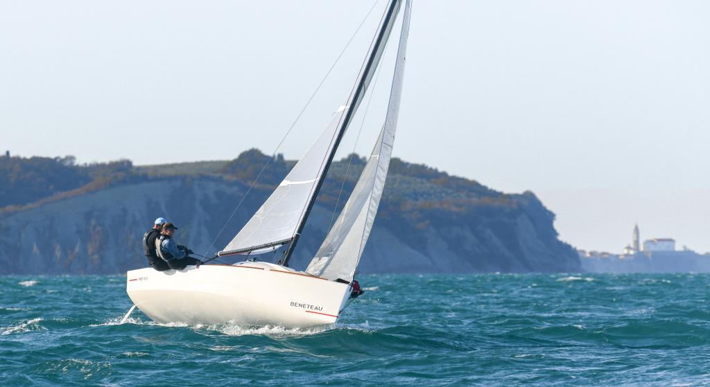 beneteau-first-18se-upwind-sailing-coastal-waters.jpg