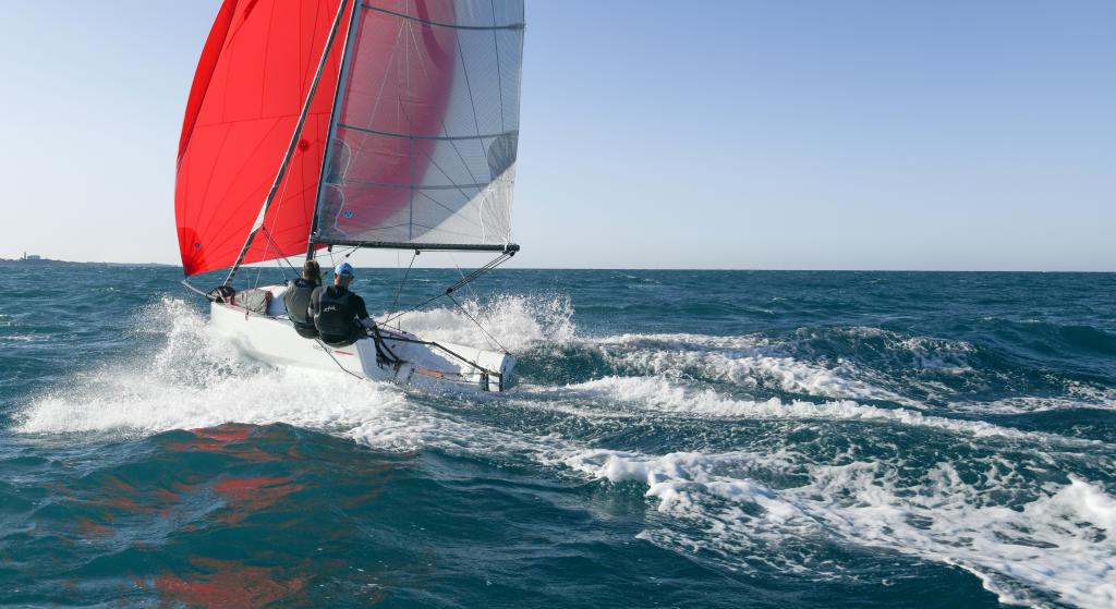 beneteau-first-18se-downwind-sailing-red-gennaker.jpg