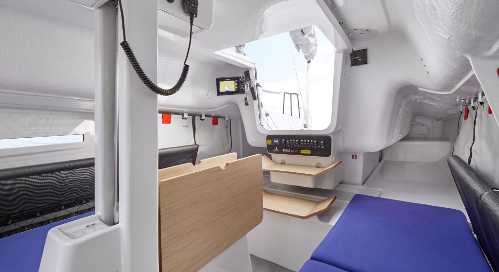 first27se-exterior-sailing-crew-cockpit.jpg