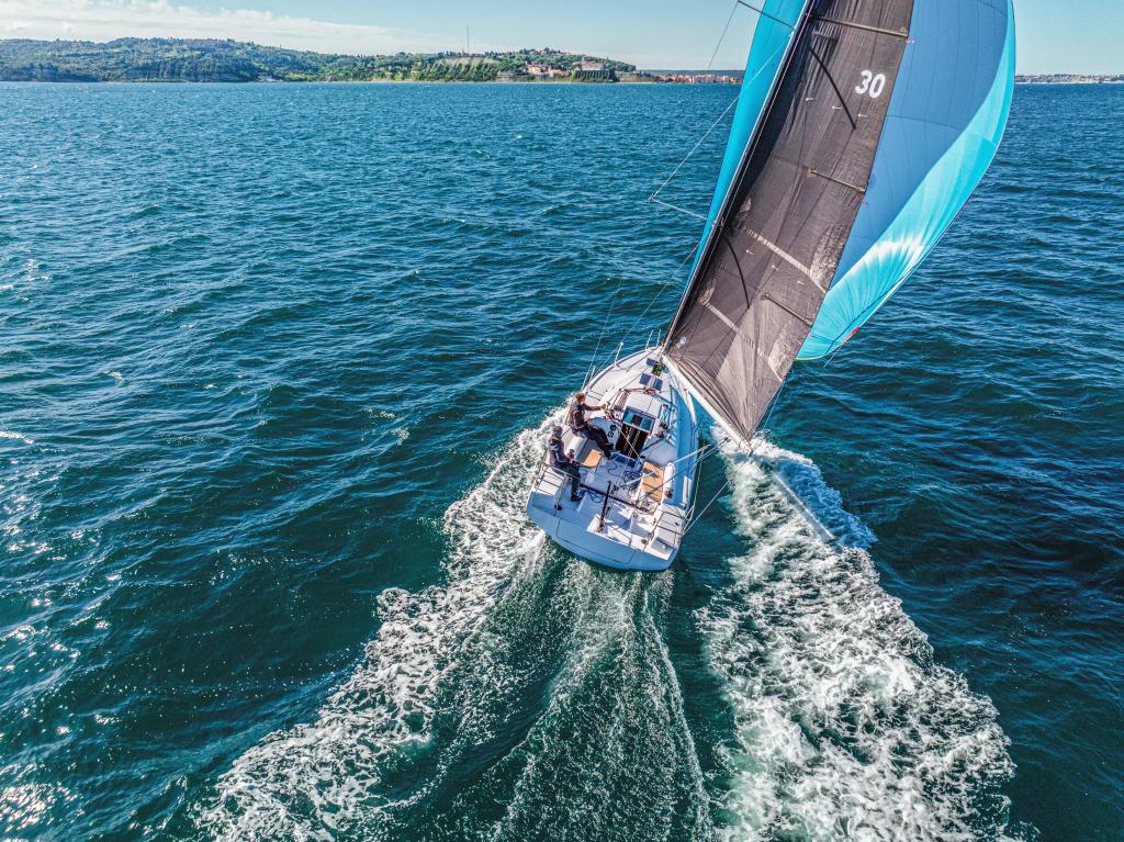 beneteau-first-30-performance-sailing-crew-on-deck-04.jpg