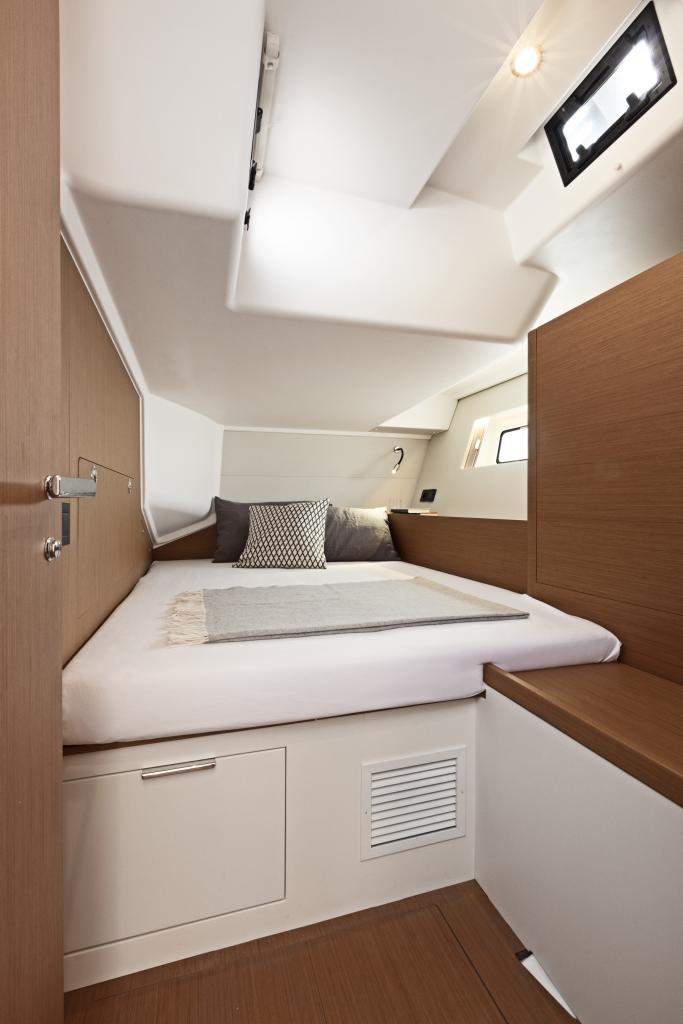 first_53_image_interior_aft_cabin_01.jpg