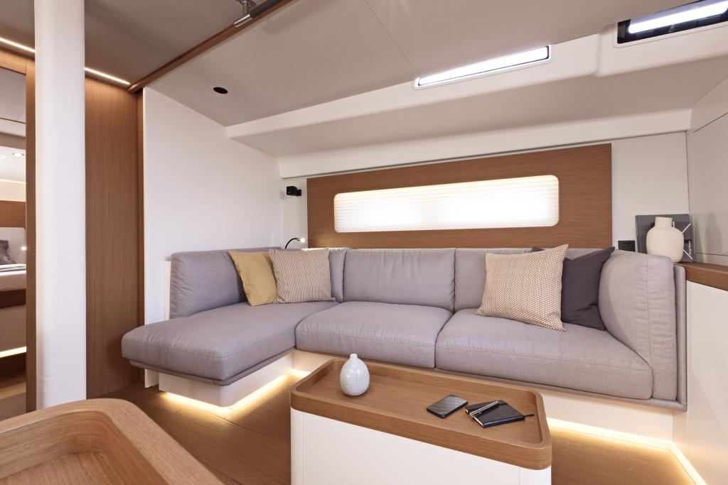 first_53_image_interior_saloon_05.jpg
