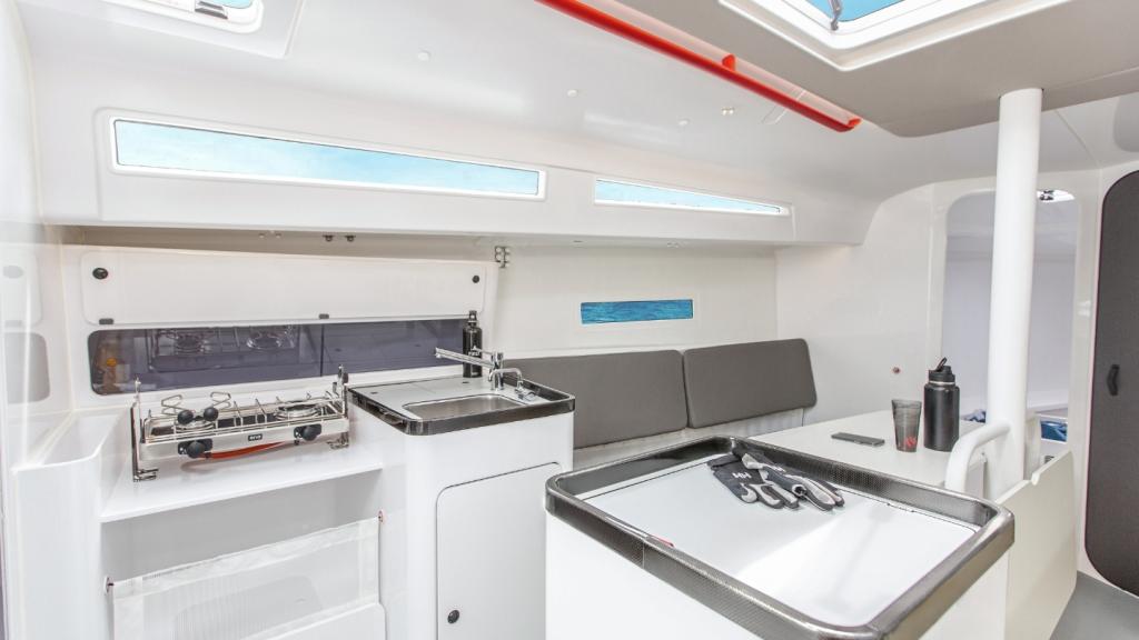 FIRST-36-SE-illu-bloc-living-on-board-1650x569-01_0.jpg