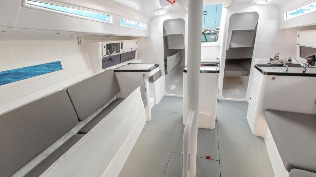 FIRST-36-SE-illu-bloc-living-on-board-1650x569-03_0.jpg