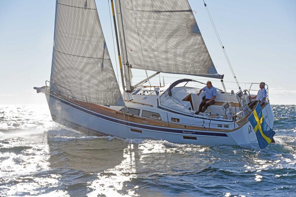 hallberg-rassy-340-sailing-upwind-full-sails.jpg