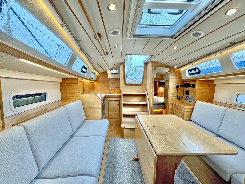hallberg-rassy-340-saloon-seating-overview-oak.jpg