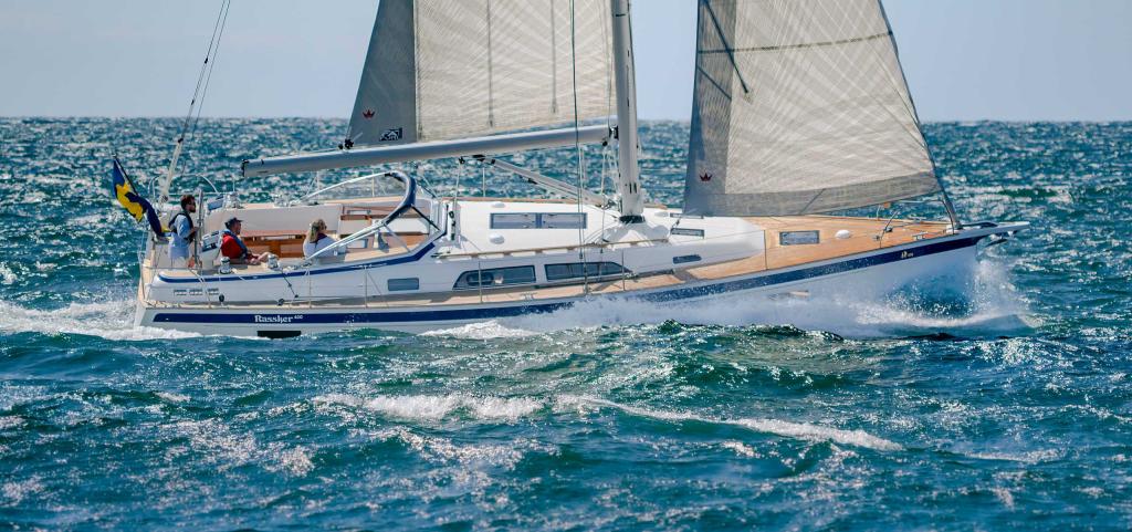 hallberg-rassy-400-cockpit-crew-sailing.jpg