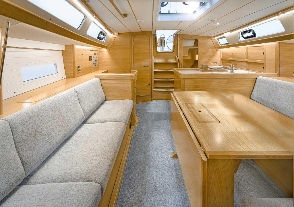 hallberg-rassy-400-saloon-seating-port.jpg