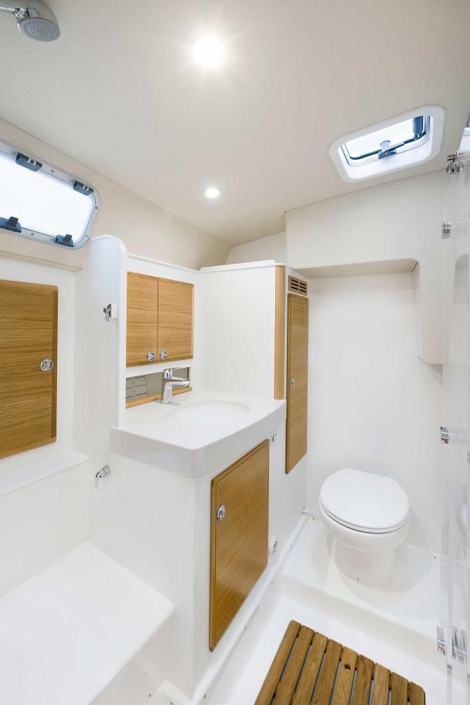 hallberg-rassy-400-forward-head-bathroom.jpg