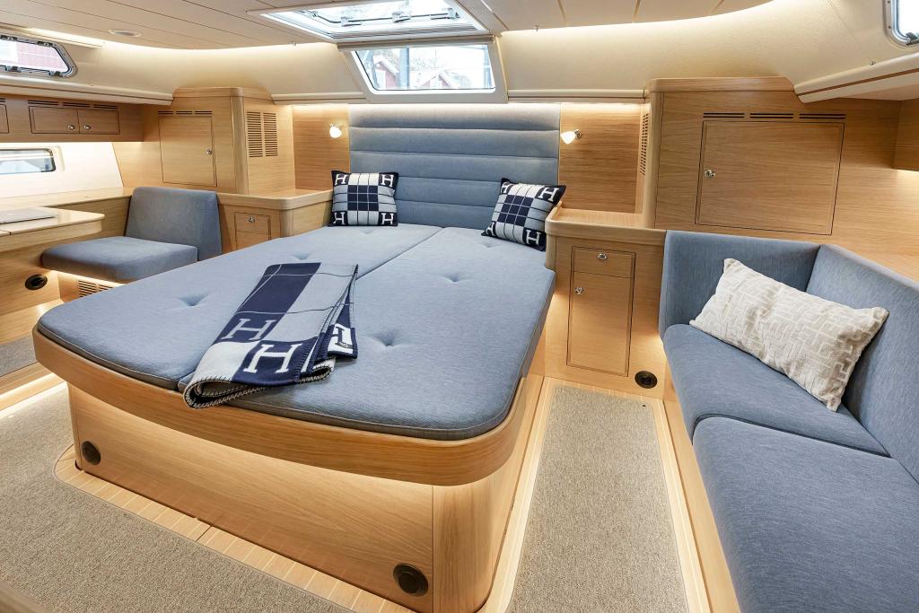hallberg_rassy_69_owner_cabin_double_berth.jpg