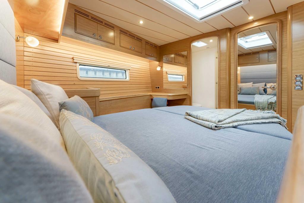 hallberg-rassy-69-forward-vip-guest-cabin.jpg