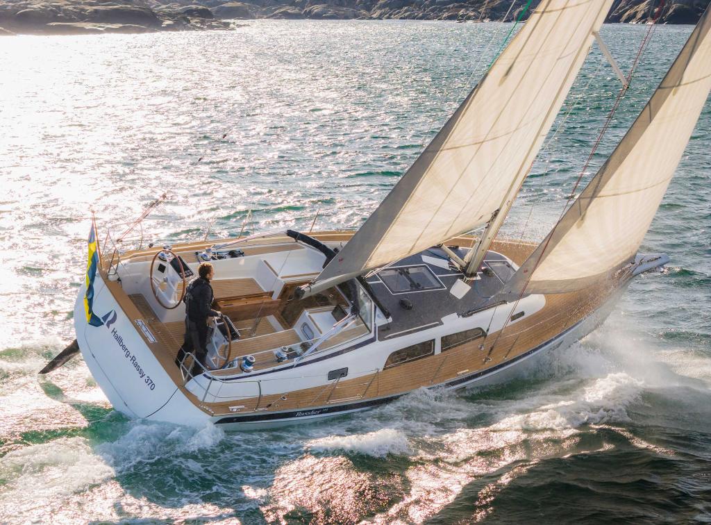 hallberg-rassy-370-sailing-close-reach.jpg