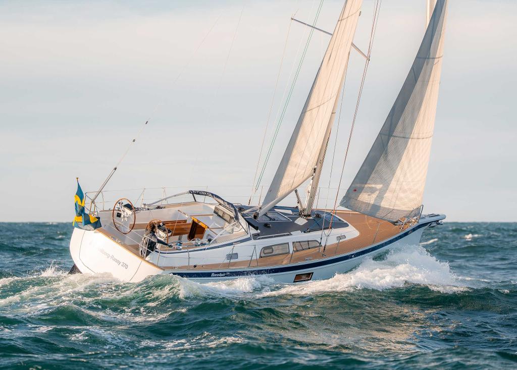 hallberg-rassy-370-sailing-starboard-aft-quarter.jpg