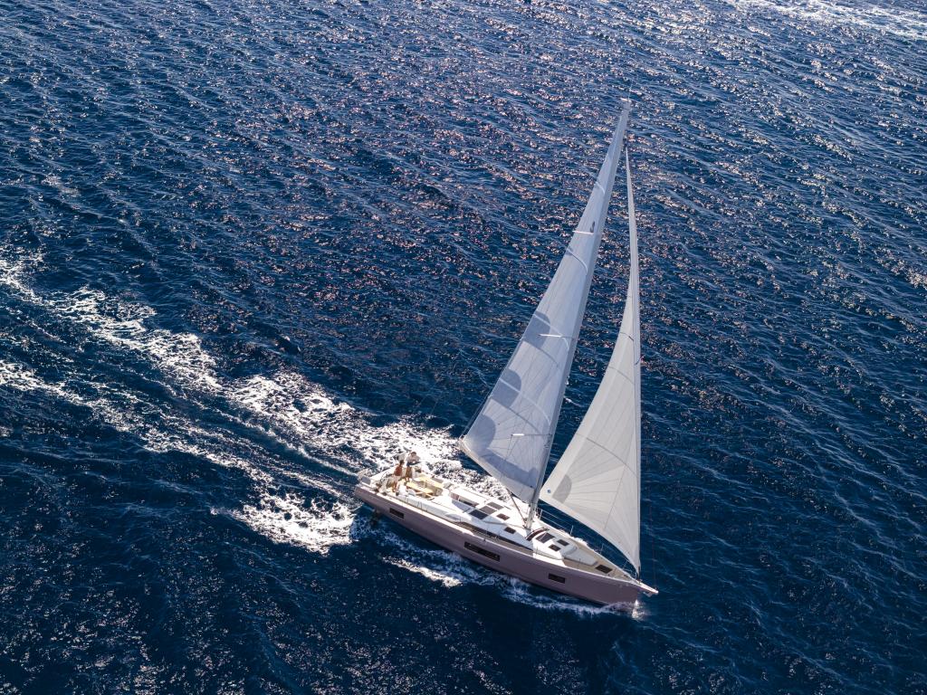 beneteau-oceanis-52-aerial-wide-sailing-05.jpg