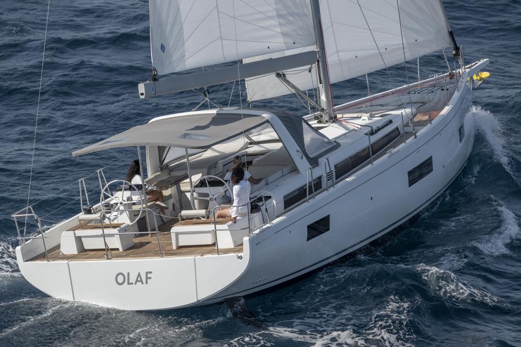 beneteau-oceanis-yacht-54-exterior-sailing-aft-quarter-01.jpg