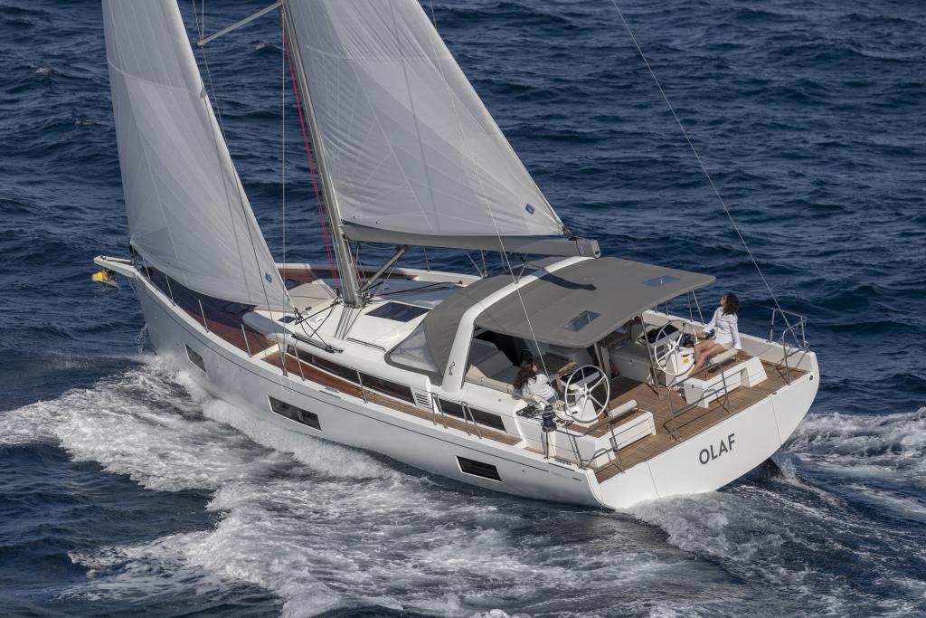 beneteau-oceanis-yacht-54-cockpit-under-sail-03.jpg