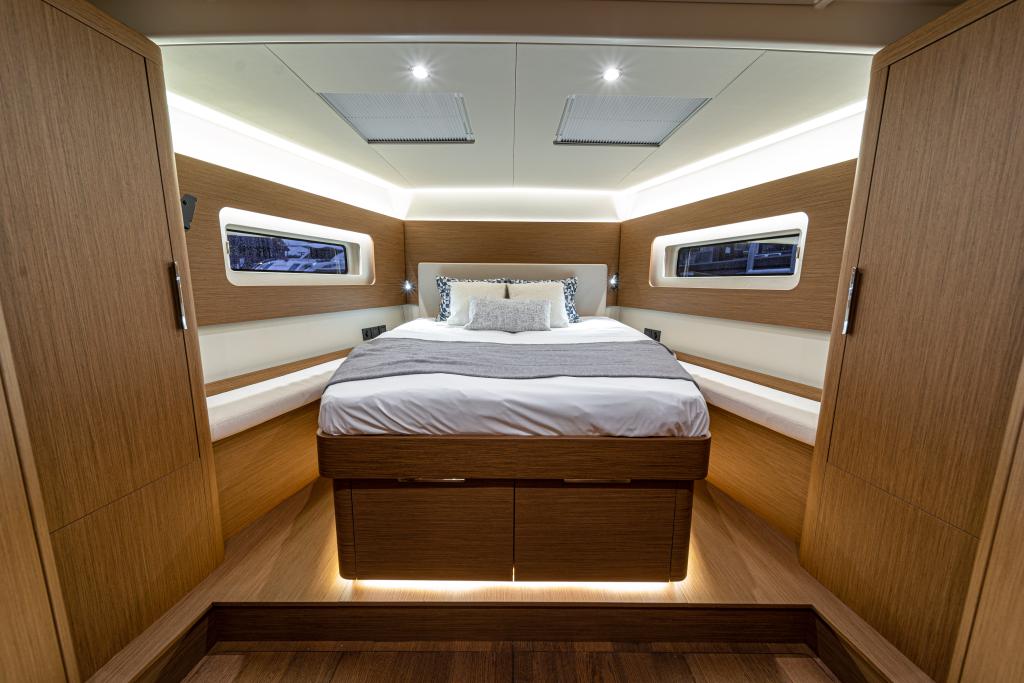 beneteau-oceanis-yacht-54_interior_owners-cabin_front-view_v01.jpg