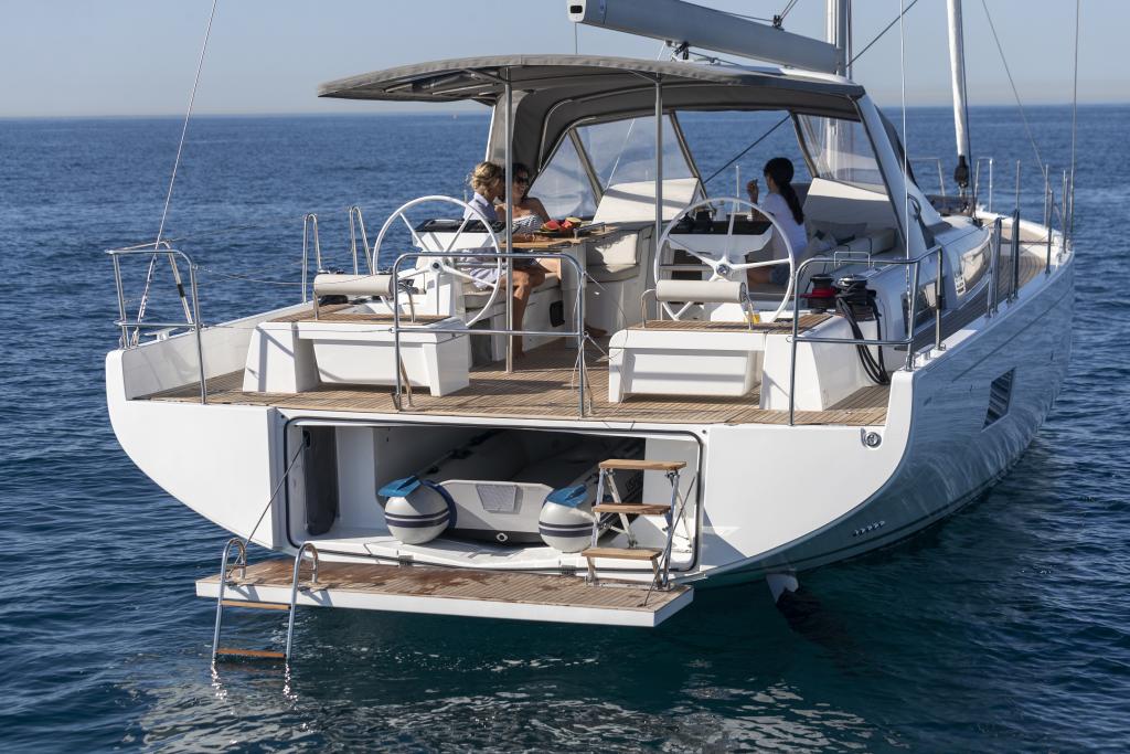 beneteau-oceanis-yacht-54-exterior-cockpit-lifestyle-05.jpg
