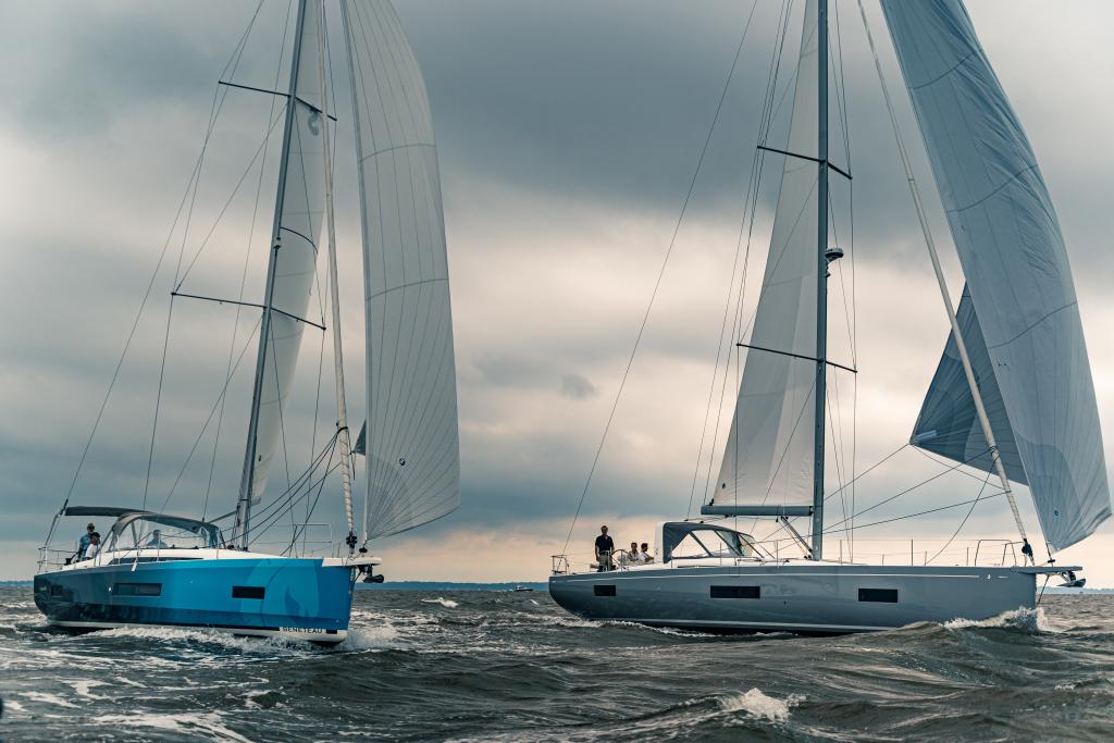 beneteau-oceanis-yacht-54-performance-sailing-pair.jpg