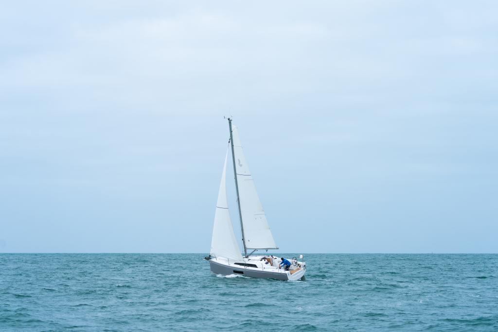 oceanis-30-1-exterior-sailing-front-view.jpg